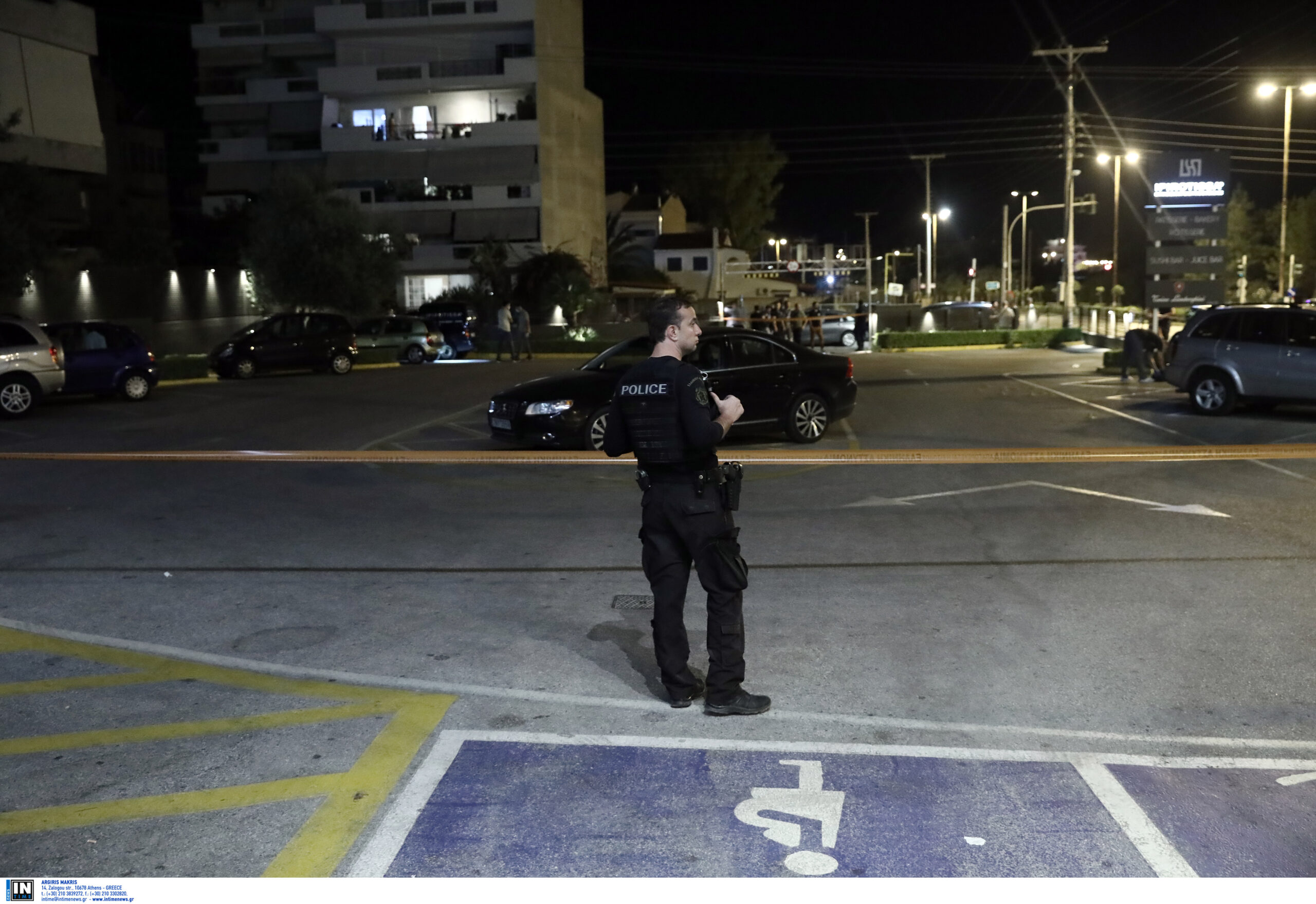 Μαφιόζικη επίθεση με πυροβολισμούς έξω από μαγαζί στη Βούλα – Ένας τραυματίας (Βίντεο και φωτογραφίες)