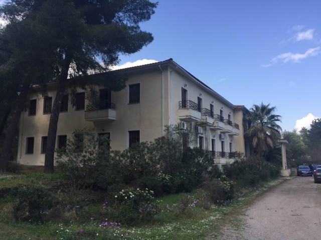 Τρόμος στη δομή Θερμοπυλών: Άνδρας απειλούσε με μαχαίρια τον υπεύθυνο – Προκάλεσε φθορές σε τρία οχήματα