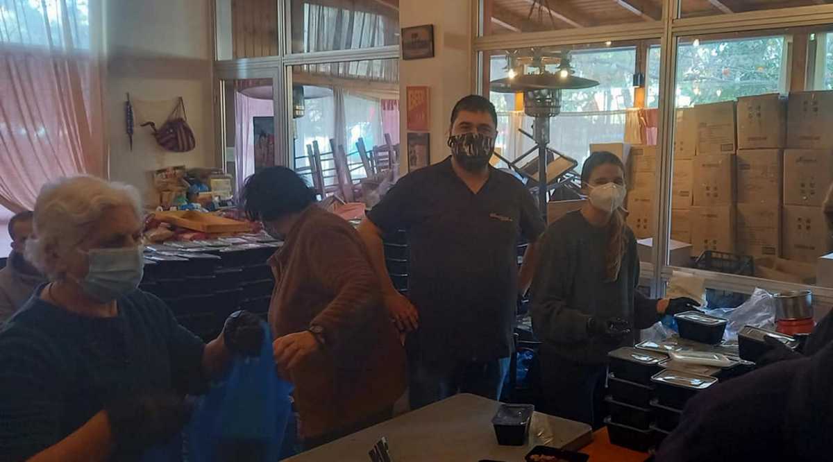 Στην ταβέρνα «Κρητικός» η Δάφνη Μητσοτάκη: Καθάρισε πατάτες και συσκεύασε τρόφιμα για καλό σκοπό