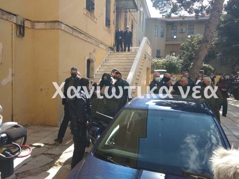 Χανιά: Επίθεση συγγενών των θυμάτων στους κατηγορούμενους – Συγκλονιστικές αποκαλύψεις για το γηροκομείο-κόλαση