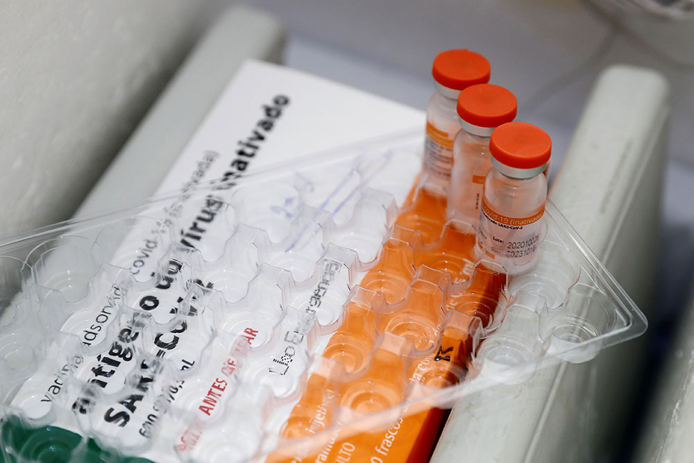 «Πόλεμος» για τα εμβόλια – Guardian: Η AstraZeneca μπορεί να υποχρεωθεί να επαναδιαπραγματευθεί τα συμβόλαια προμηθειών