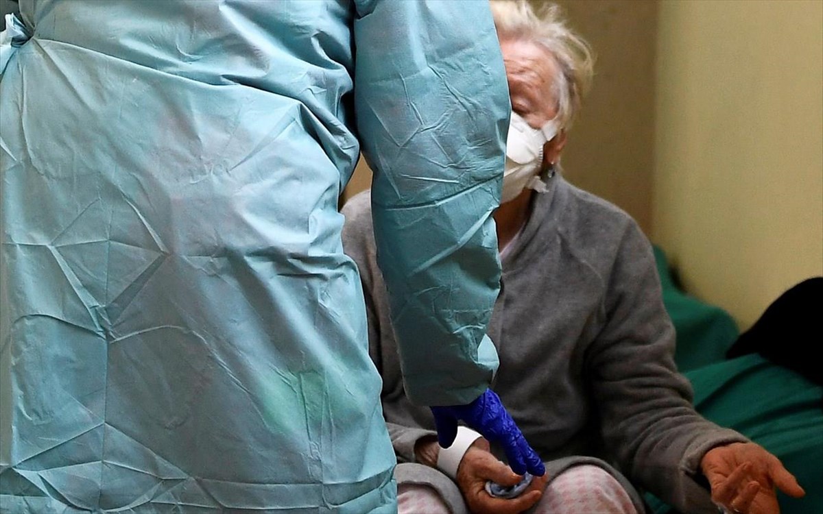 Κορωνοϊός: Αμείλικτα τα νούμερα – Χτυπά τους νέους, «θερίζει» τους 65+ –  Κάθε 15 μέρες ξεκληρίζεται ένα χωριό