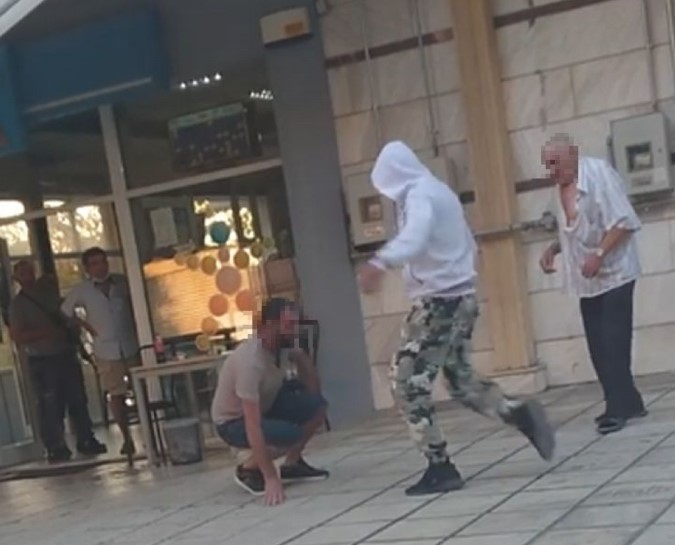 Σοκαριστικό βίντεο από Θεσσαλονίκη: Άνδρας πυροβολεί εν ψυχρώ 39χρονο στη μέση του δρόμου και στη συνέχεια τον χτυπά