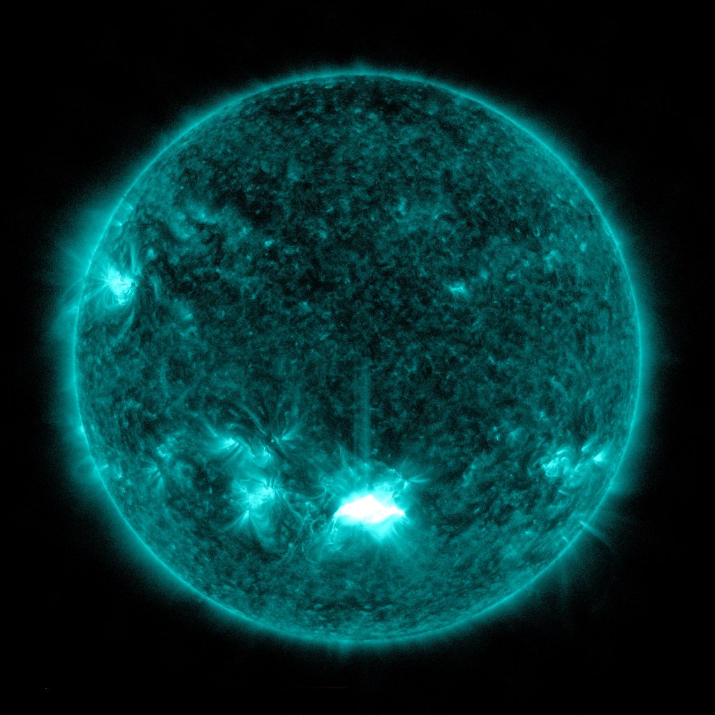 NASA: Ο Ήλιος εκτόξευσε ισχυρή ηλιακή έκλαμψη που θα φθάσει στη Γη μέχρι το Σαββατοκύριακο – Τι θα προκληθεί