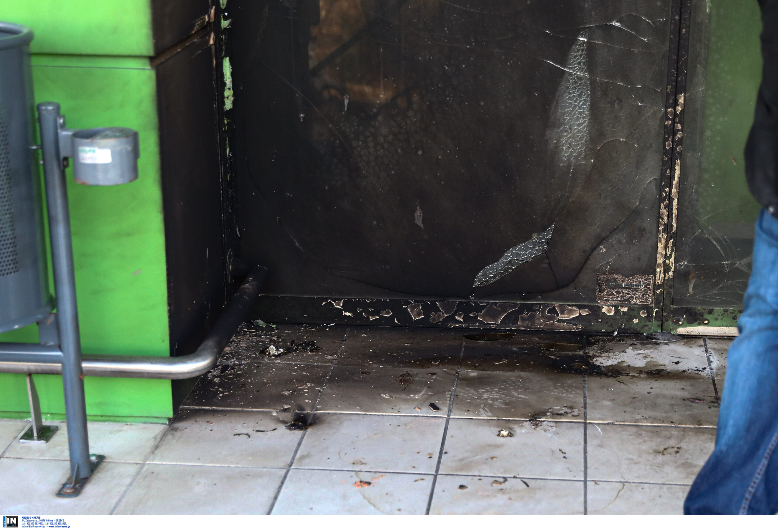 Εμπρηστικές επιθέσεις με γκαζάκια σε τοπική οργάνωση της ΝΔ και σε τράπεζα