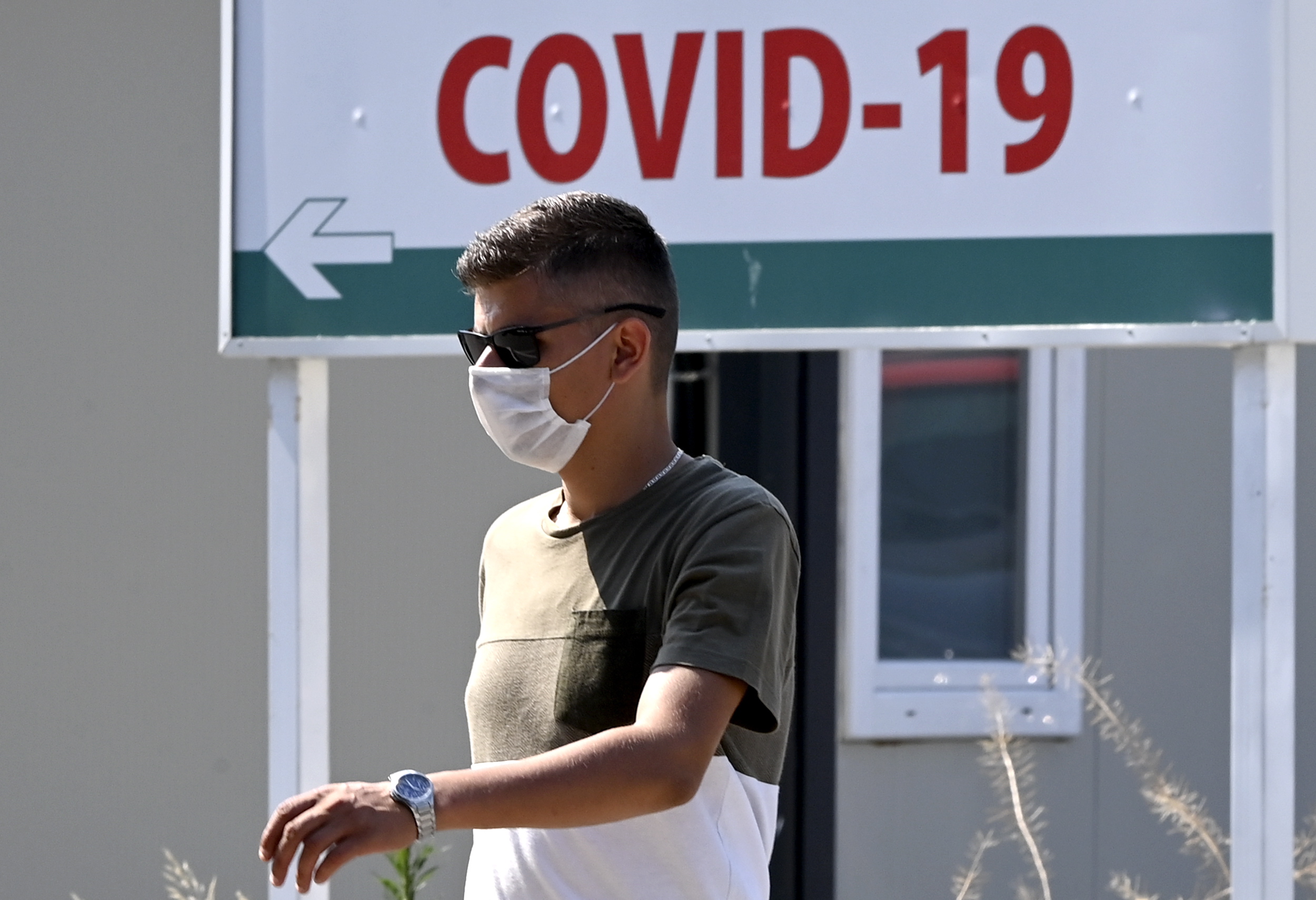 Κορωνοϊός: Μεγαλύτερος ο κίνδυνος νόσησης για νέους άνδρες – Τι έδειξε έρευνα