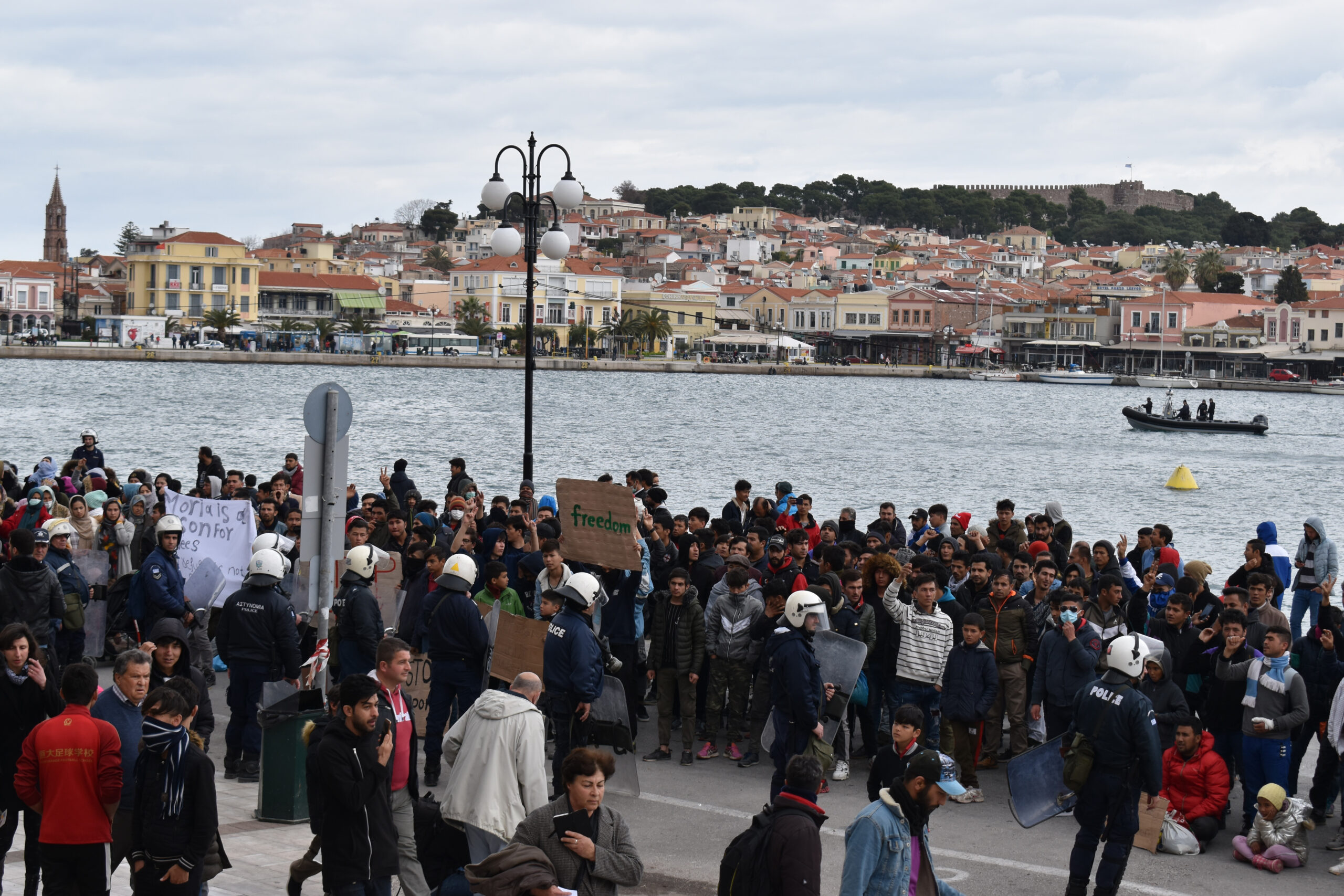 Απίστευτες καταγγελίες του κοινοτάρχη της Μόριας στο «Εκτός Γραμμής»: «Οι ΜΚΟ στην αρχή μας δωροδοκούσαν και τώρα μας εκβιάζουν»