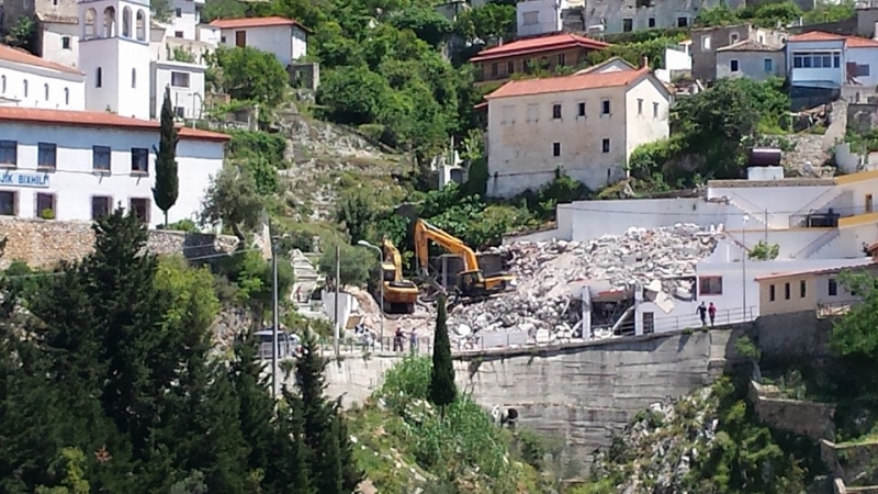 Συγκέντρωση διαμαρτυρίας κατοίκων της Χειμάρρας κατά της κατεδάφισης κτισμάτων τους