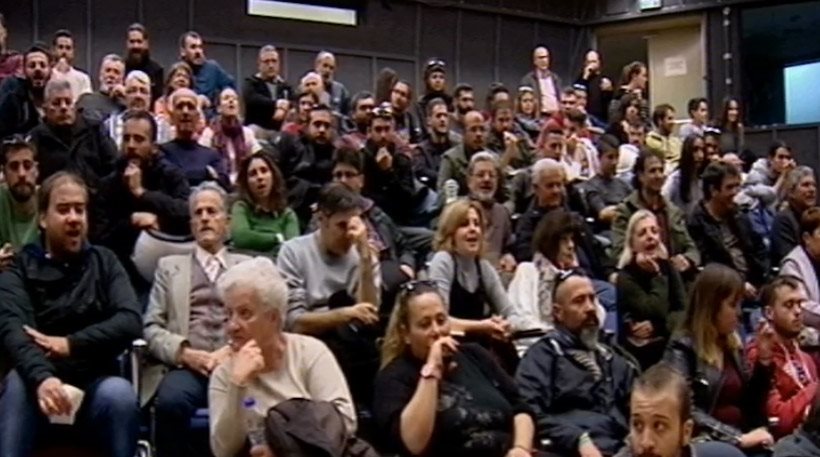 Ένταση στο Περιφερειακό Συμβούλιο Αττικής με συνθήματα και πανό