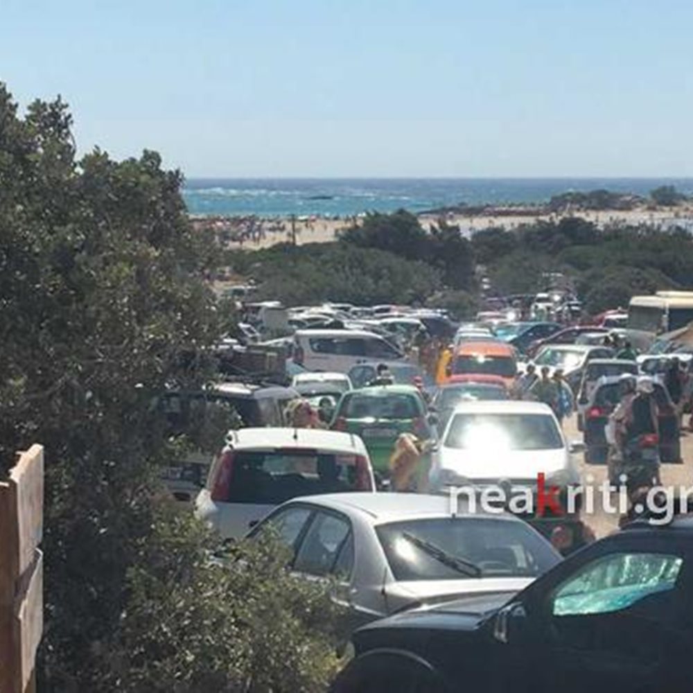 «Βουλιάζει» από τουρισμό το Ελαφονήσι- Ατέλειωτες οι ουρές των αυτοκινήτων