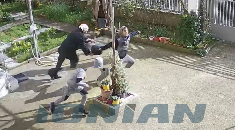 Καρέ – καρέ επίθεση Ρομά σε ηλικιωμένη για να της κλέψουν την τσάντα