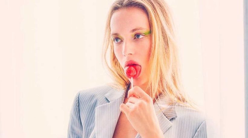 Το κορίτσι του «Sports Illustrated» απολαμβάνει το γλειφιτζούρι της και προκαλεί…ανατριχίλες!