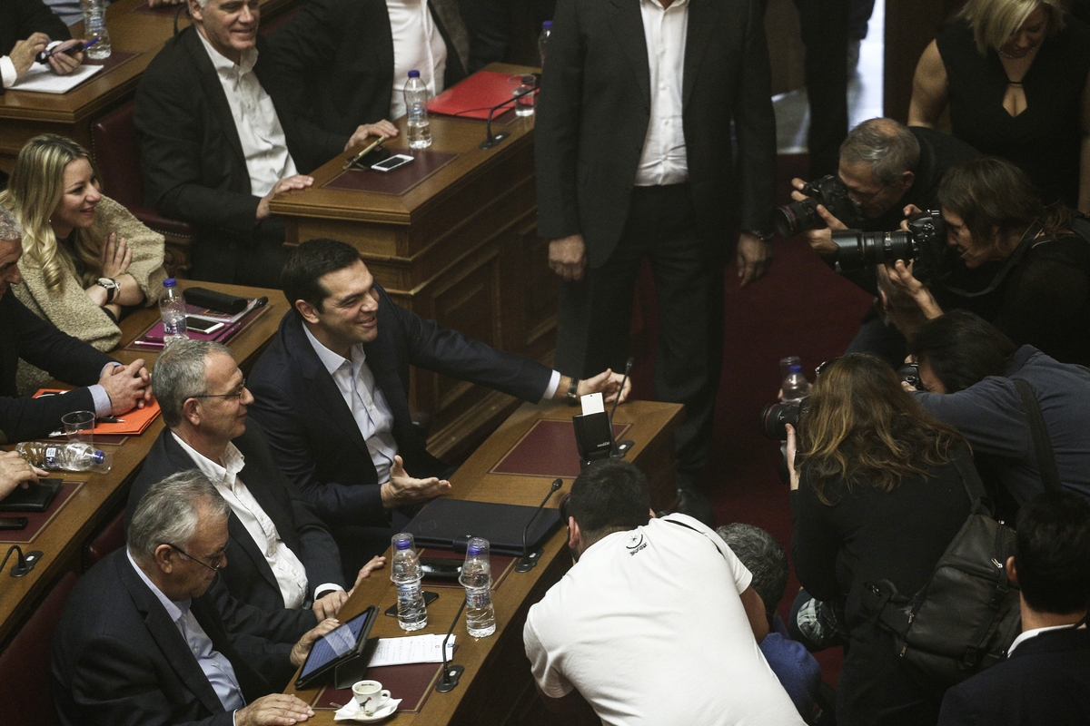 H συνάντηση του Τσίπρα με βουλευτές – Τι σχεδιάζει αν δεν ψηφιστούν τα μέτρα