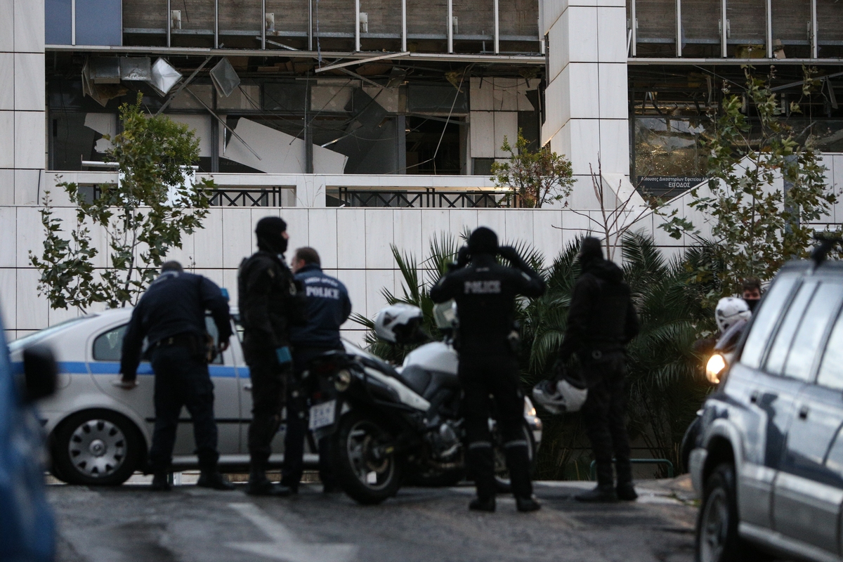 Καρέ – καρέ η επίθεση στο Εφετείο Αθηνών – Στα τυφλά οι έρευνες, δεν λειτουργούν οι κάμερες από το 2002!