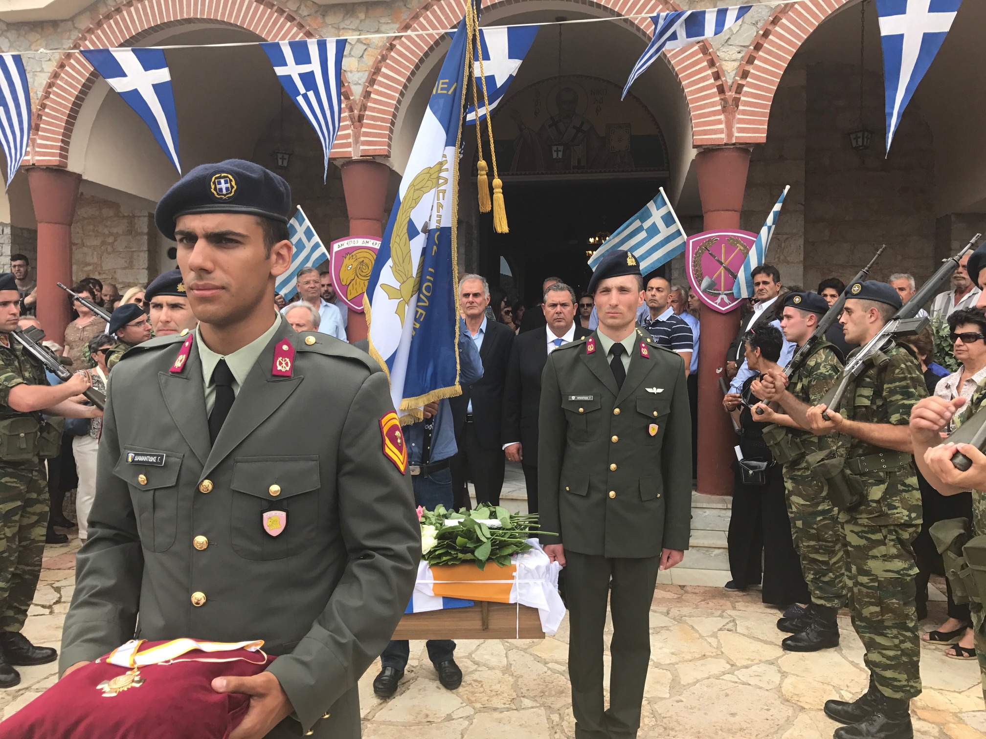 Κηδεύτηκε 43 χρόνια μετά ήρωας της Κύπρου στην Ερμιονίδα – Συγκινητικές εικόνες