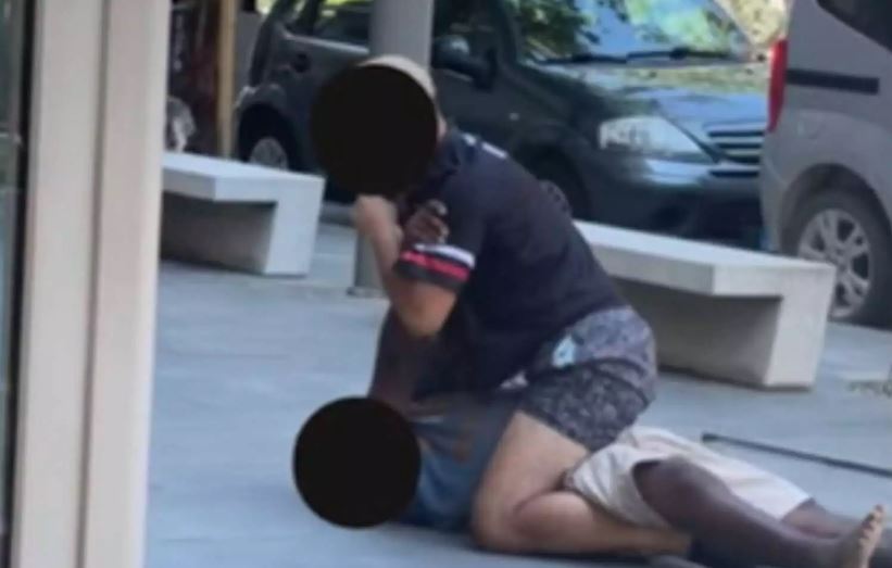 Φρίκη στην Ιταλία: 32χρονος στραγγάλισε Νιγηριανό πλανόδιο πωλητή που ζήτησε λίγα χρήματα (Πολύ σκληρό βίντεο)