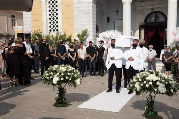 Σπαραγμός και συγκίνηση στη κηδεία της μικρής Αναστασίας – Μικρά δέντρα αφιερωμένα στη μνήμη της