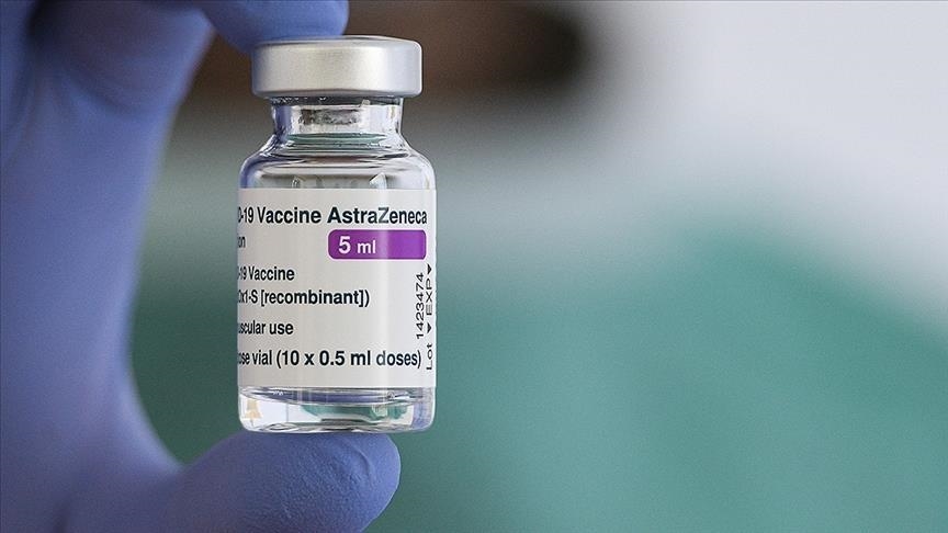 AstraZeneca: Ανησυχία στον κόσμο, «πονοκέφαλος» για την κυβέρνηση – Σύγχυση από τις παλινωδίες της Επιτροπής – Η Αθηνά Λινού είχε προειδοποιήσει – Τι θα γίνει με τη 2η δόση