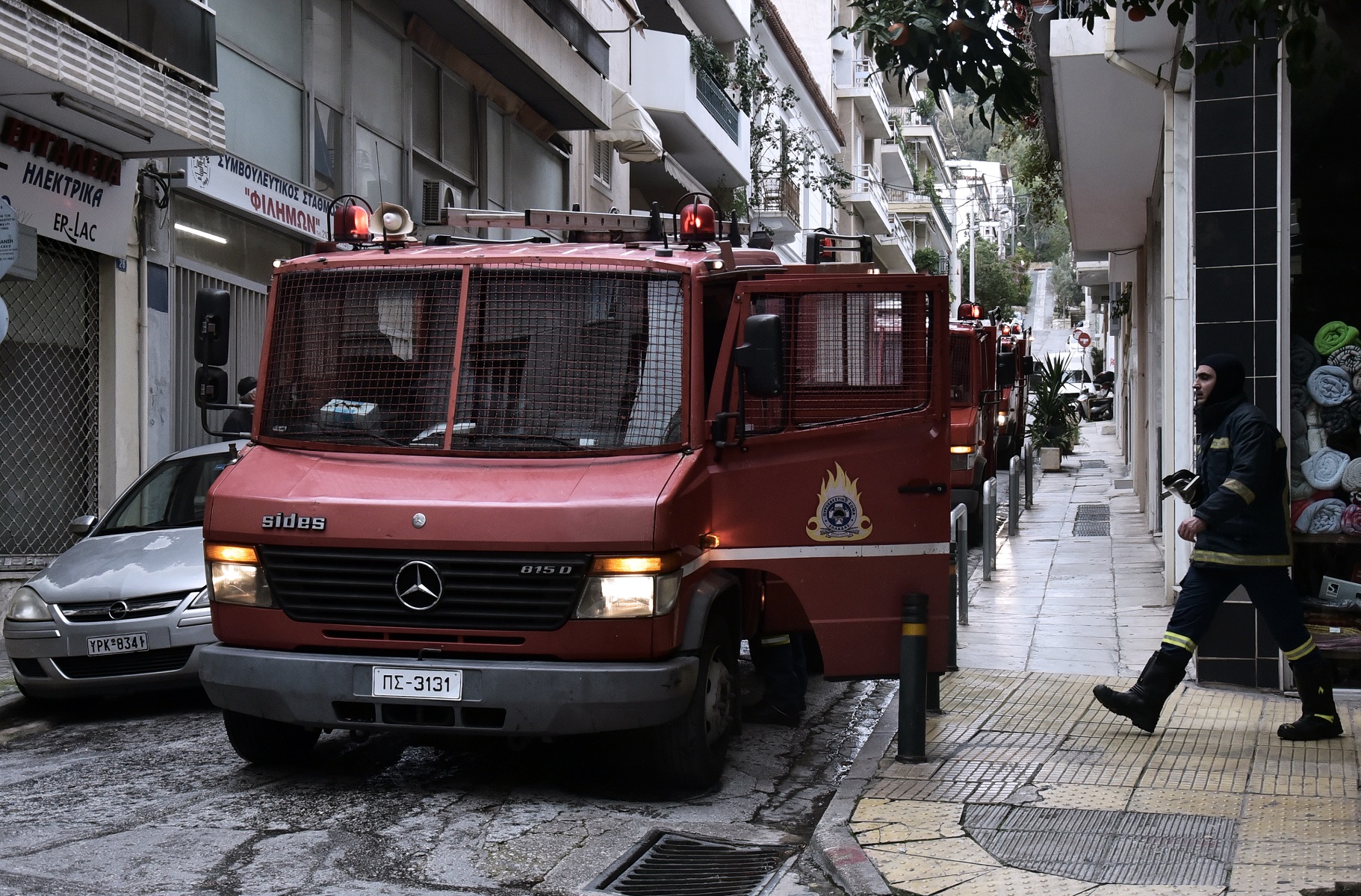 Μεταξουργείο: Υπό πλήρη έλεγχο η φωτιά στο διώροφο κτίριο