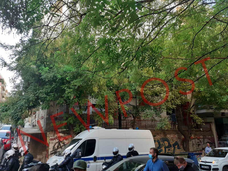 Εκκενώνεται κτήριο στο Παγκράτι: Το είχαν καταλάβει αντιεξουσιαστές το 2016 – Βρήκαν κράνη και αντιασφυξιογόνες μάσκες