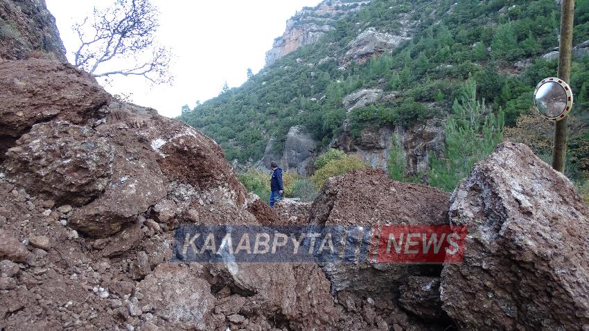 Μεγάλη κατολίσθηση στη Ζαχλωρού Καλαβρύτων – Έκλεισε ο δρόμος (Βίντεο)