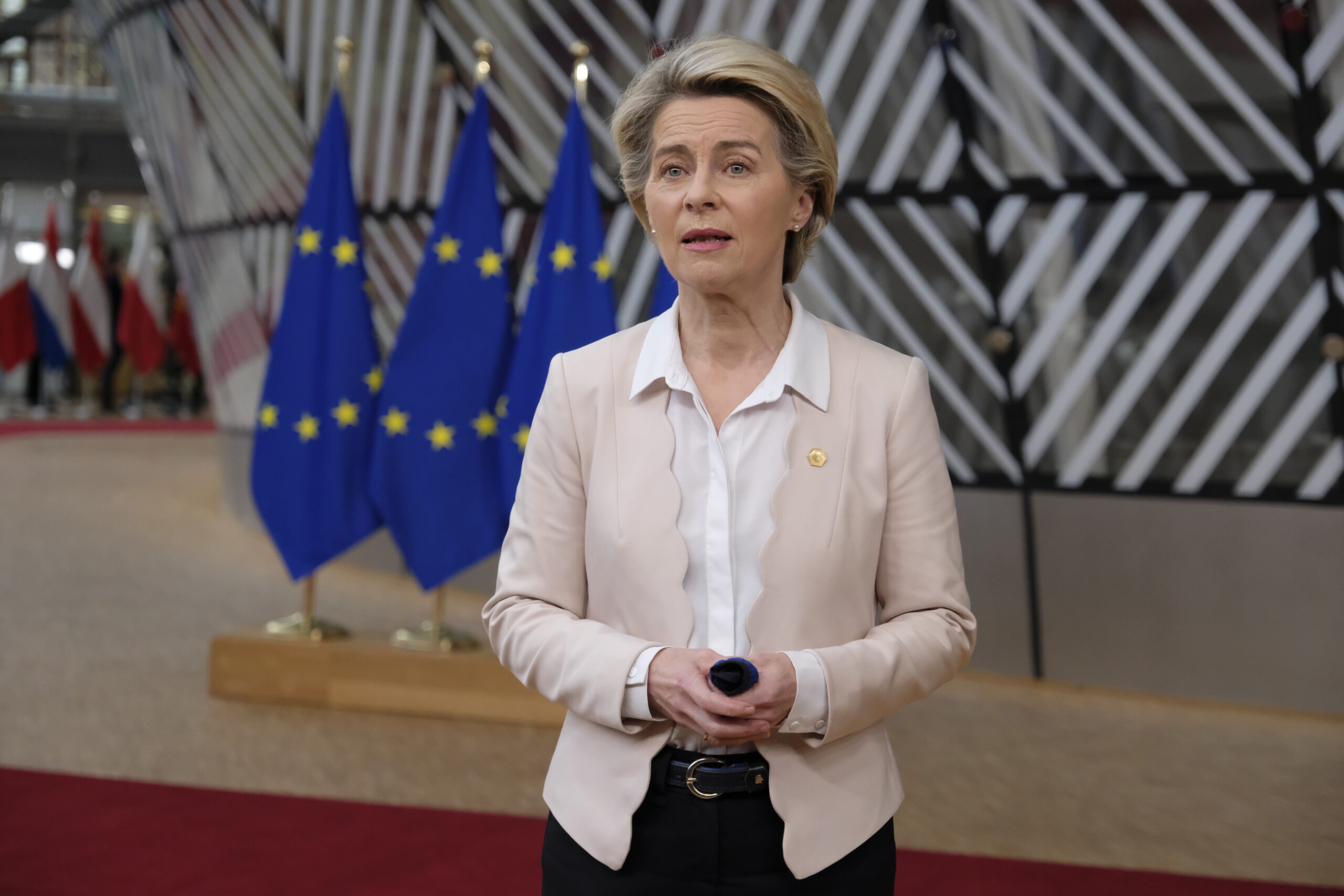 Φον ντερ Λάιεν: Απολύτως απαραίτητο το πιστοποιητικό εμβολιασμού –  Χαιρετίζω την πρωτοβουλία Μητσοτάκη
