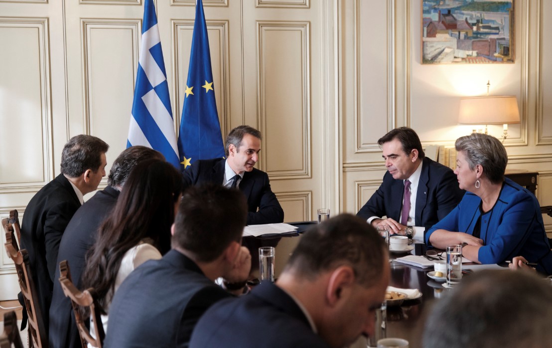 Σύσκεψη στο Μαξίμου υπό τον Μητσοτάκη για το μεταναστευτικό – Συνεχίζονται οι ροές στα νησιά του Αιγαίου