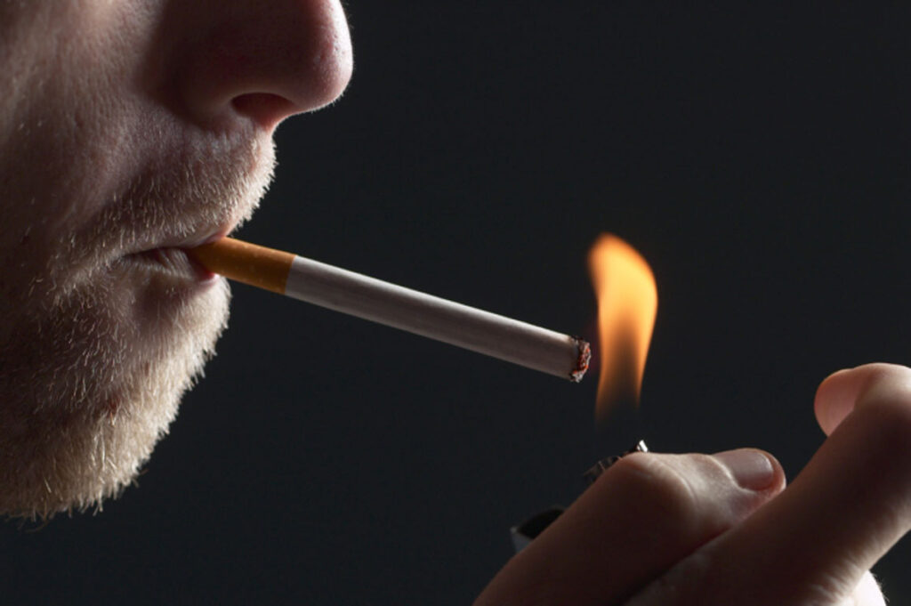 «Θεριακλής» 36χρονος πήγε στην τουαλέτα του αεροπλάνου και άναψε τσιγάρο