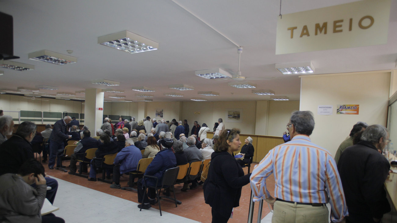 To Δημόσιο κάνει κατασχέσεις για τις οφειλές αλλά βρίσκει… άδειους λογαριασμούς!