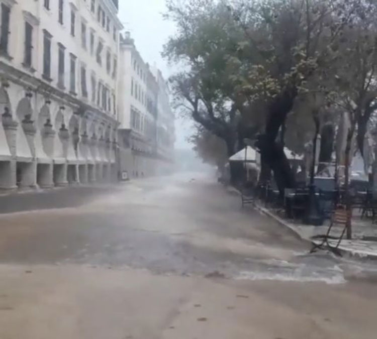 Στο έλεος της κακοκαιρίας η χώρα: «Βούλιαξε» η Κέρκυρα – Αποκλεισμένα χωριά στην Ήπειρο