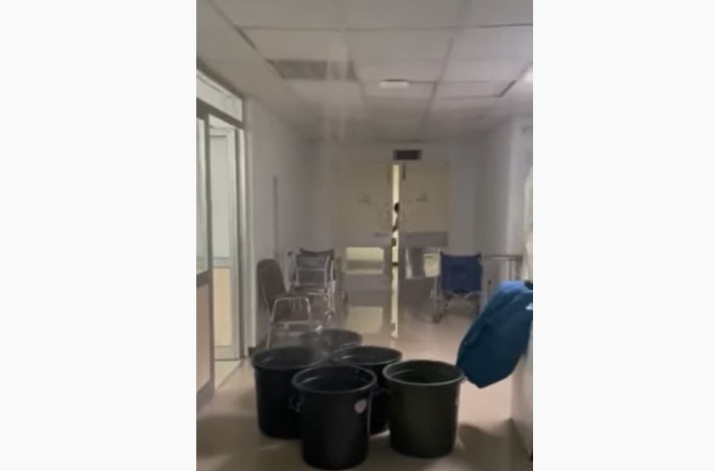 Απίστευτες εικόνες σε ΜΕΘ της Κύπρου: Τρέχουν νερά από το ταβάνι (Βίντεο)