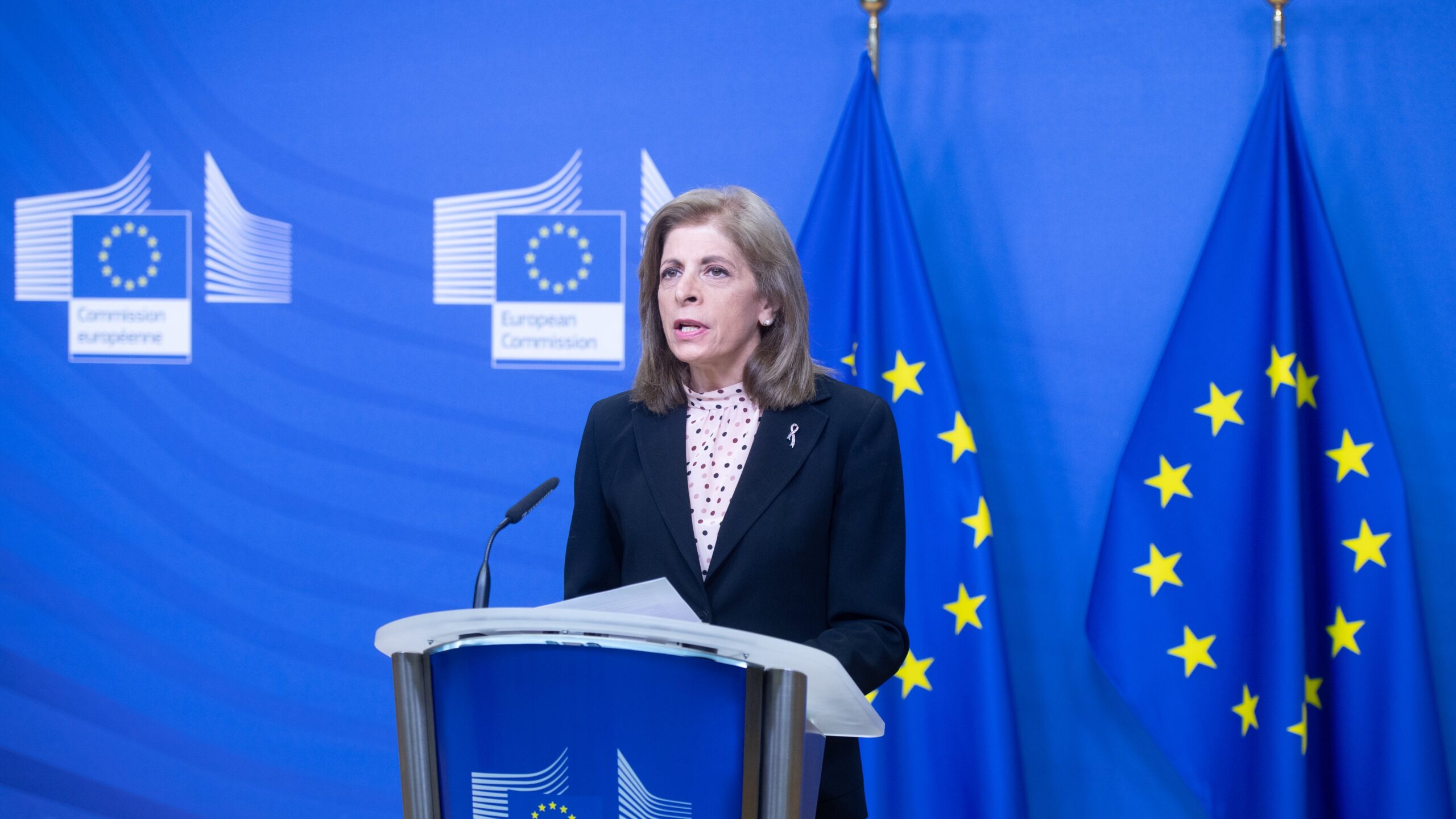 Εμβόλια – Σκληρή επίθεση Κομισιόν σε AstraZeneca: Να τηρήσει τη συμφωνία – Έχουμε τα μέσα να μάθουμε τι συμβαίνει