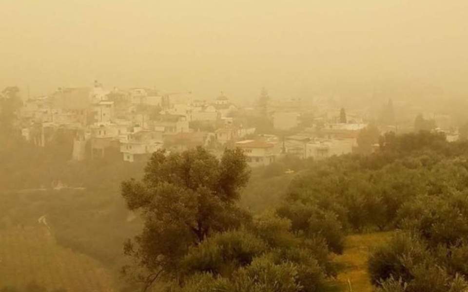 Επιστρέφει η αφρικανική σκόνη στην Κρήτη – Ποια σχολεία θα παραμείνουν κλειστά