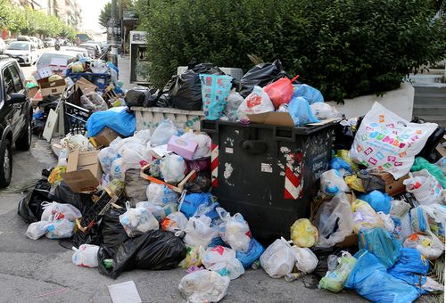 Ρακοσυλλέκτες βρήκαν ένα θησαυρό στα σκουπίδια στο Παγκράτι – Έμειναν άφωνοι (εικόνες)