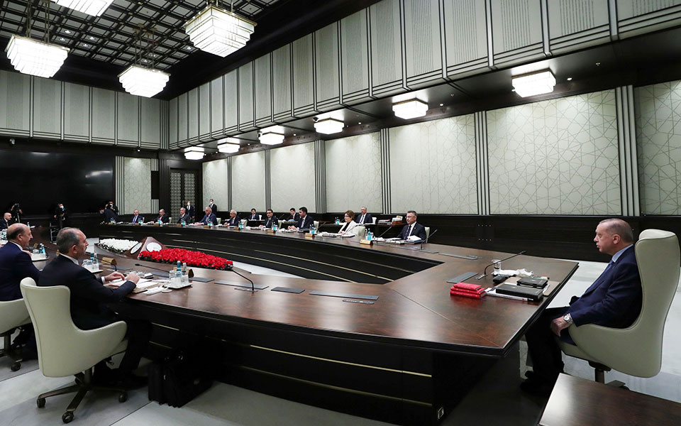 Τουρκία: Θηλιά στο λαιμό του στρατού η κρίση – Σε απόγνωση ο Ερντογάν – Παγώνει τα εξοπλιστικά προγράμματα