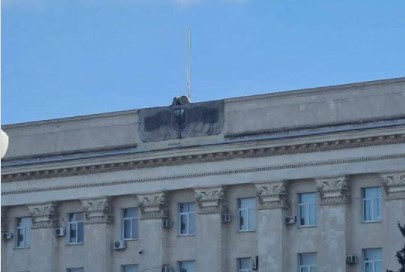 Θλίψη στη Χερσώνα: Ρώσοι κατακτητές αφαιρούν ουκρανικές σημαίες – Οι ντόπιοι δεν δέχονται τη βοήθειά τους