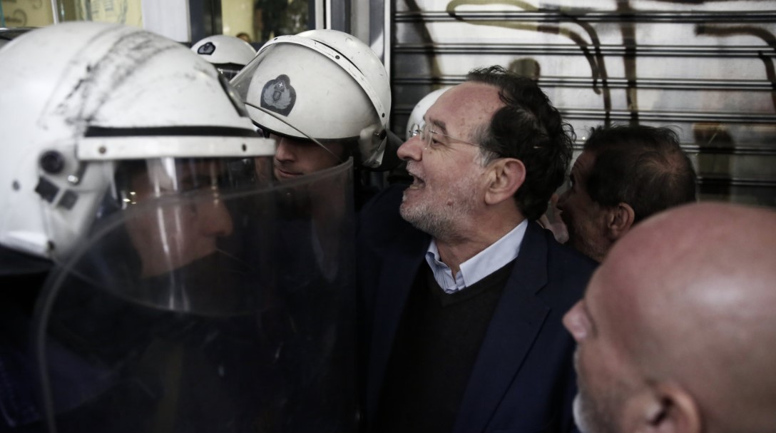 Ένταση σε συμβολαιογραφείο στην Ακαδημίας από το κίνημα κατά των πλειστηριασμών