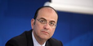 Μακάριος Λαζαρίδης: «Το ΠΑΣΟΚ “πήγε για μαλλί και βγήκε κουρεμένο” με προφυλακισμένο τον κουμπάρο του Ν. Ανδρουλάκη»