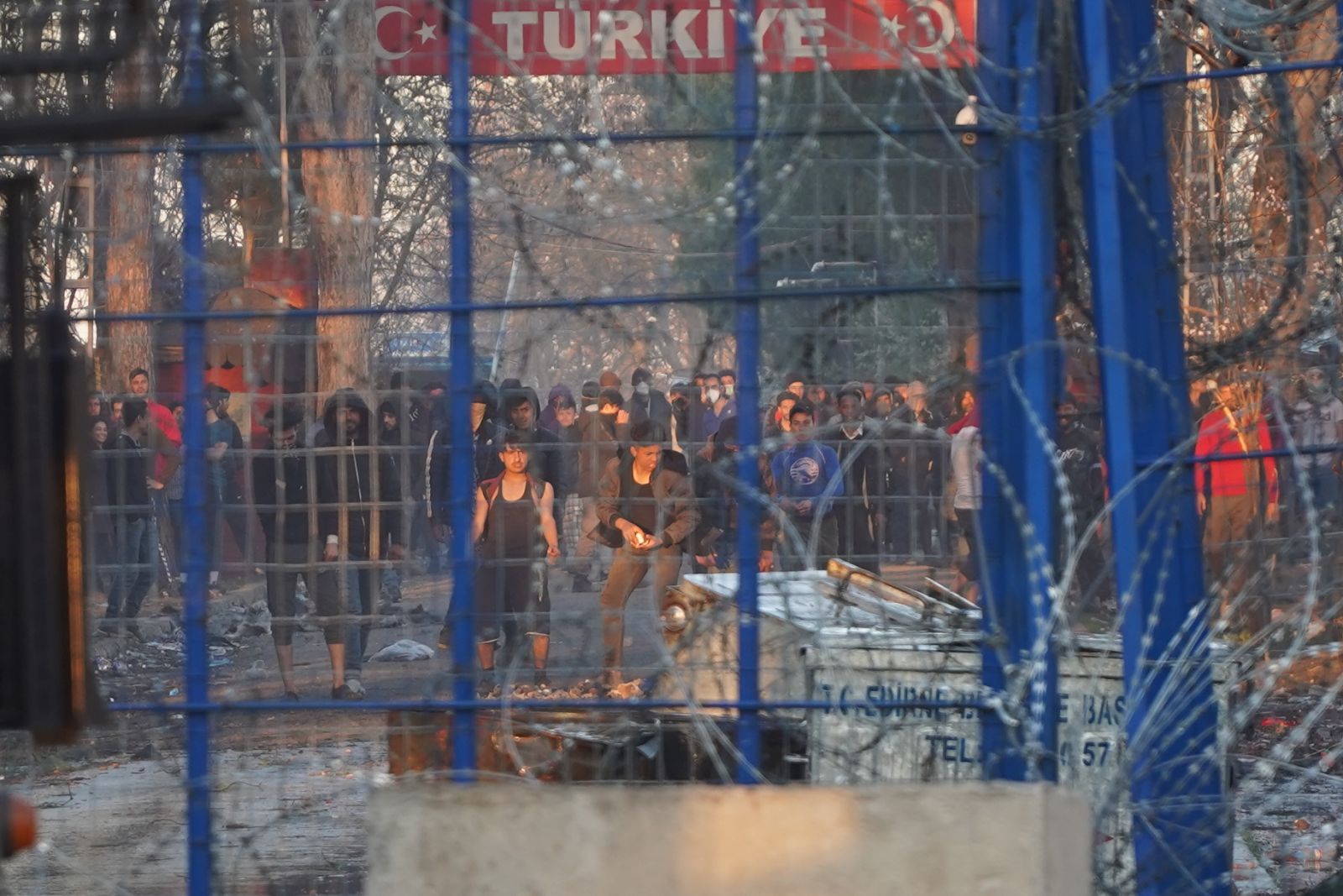 Δείτε καρέ – καρέ τα νέα επεισόδια στις Καστανιές – Βροχή τα δακρυγόνα, νέες φωτιές στο φράχτη