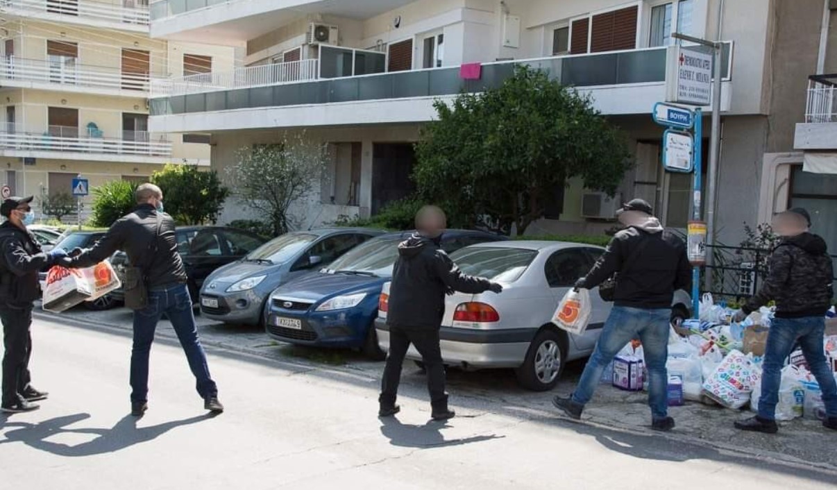 Τρόφιμα και είδη πρώτης ανάγκης παρέδωσε ο «Ρουβίκωνας» στο Γηροκομείο Αθηνών