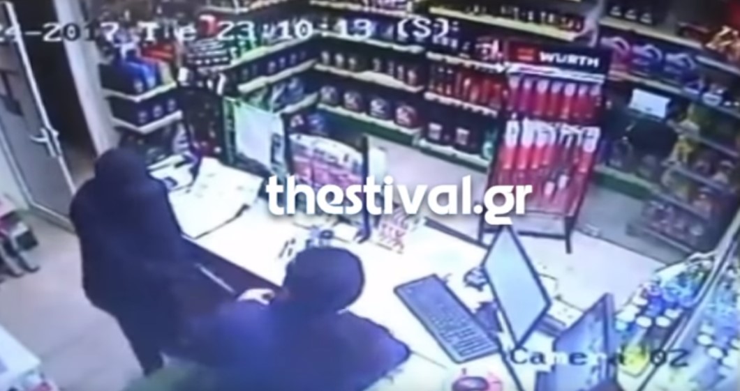 Σοκαριστικό βίντεο από ληστεία σε βενζινάδικο στη Θεσσαλονίκη – Ληστές χτυπούν ανελέητα τον υπάλληλο