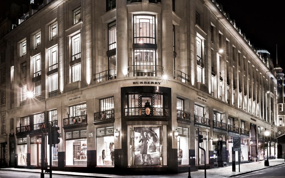 «Λιτότητα» και στη Burberry: Μεταφέρει θέσεις εργασίας από το Λονδίνο για να… μειώσει έξοδα