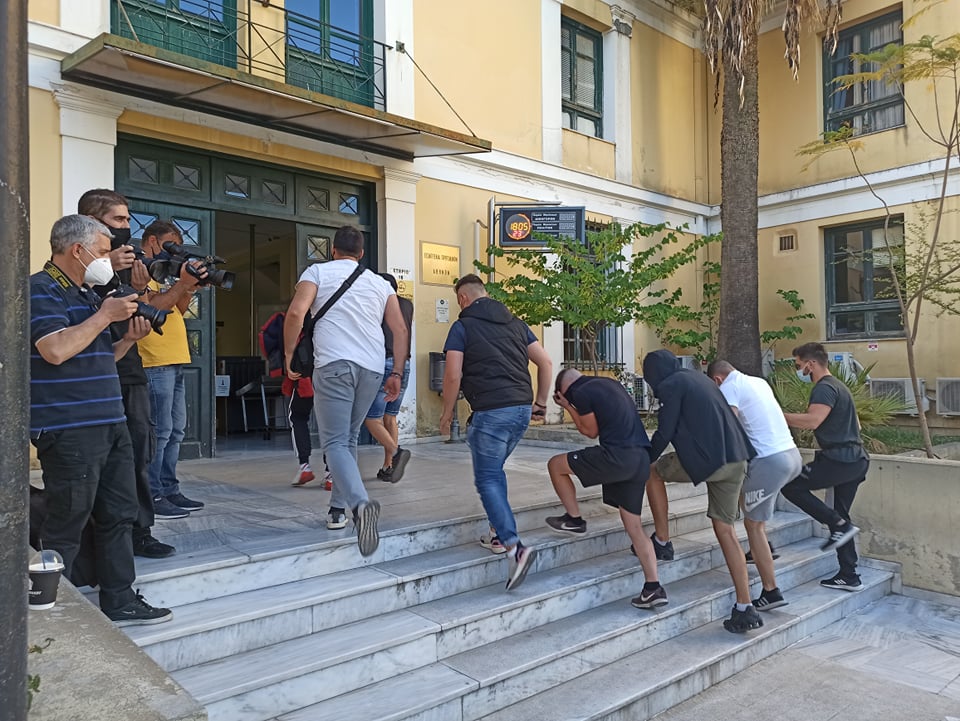 Έτσι έγινε η επίθεση στον 60χρονο στη Νέα Σμύρνη- Οδηγήθηκαν στον εισαγγελέα οι δράστες