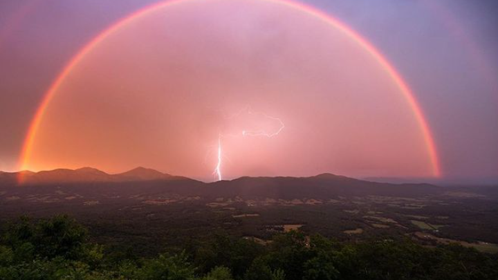 Μαγική εικόνα από τις ΗΠΑ: Φωτογράφισε κεραυνό κάτω από διπλό ουράνιο τόξο