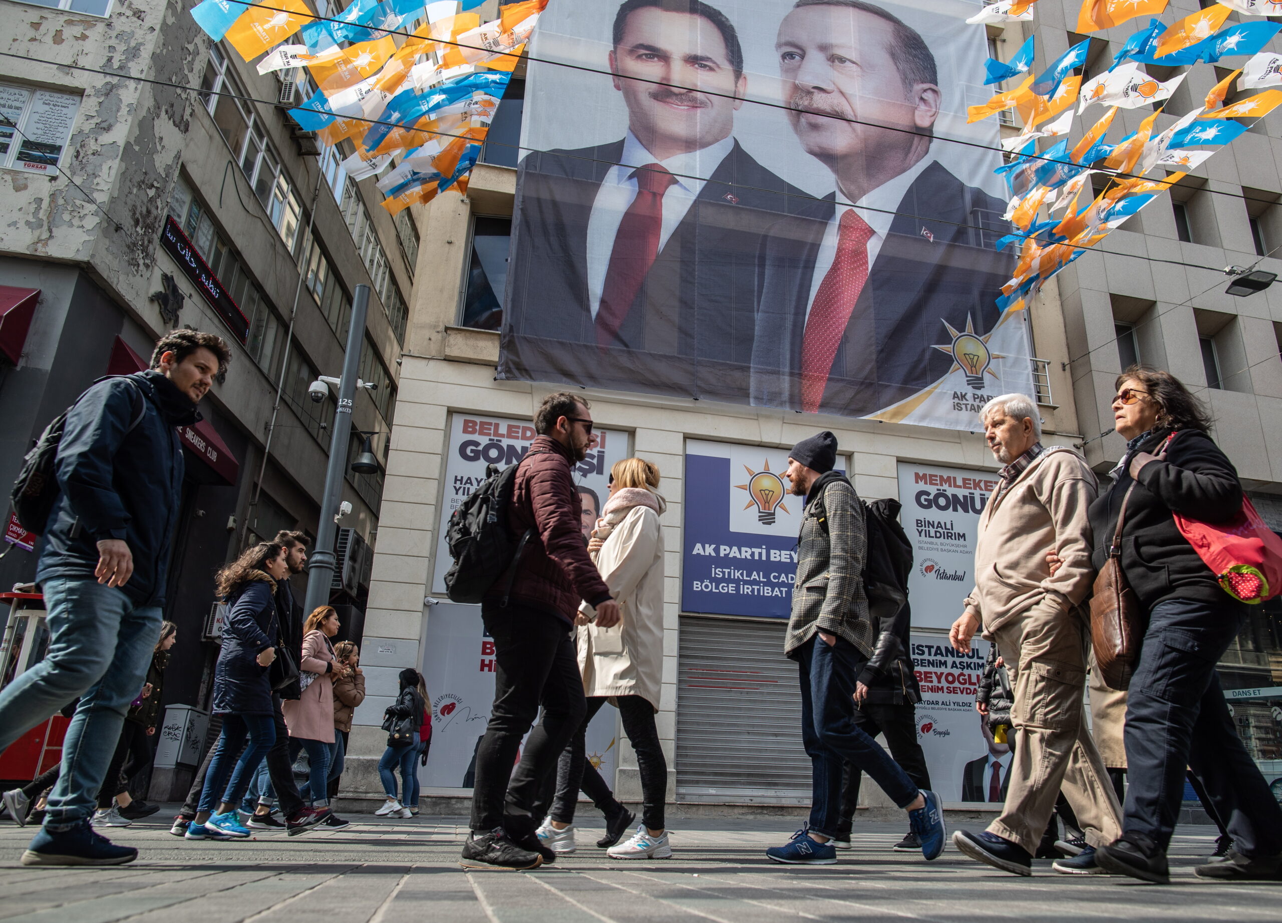 Κινούμενη άμμος το πολιτικό σκηνικό στην Τουρκία – Καταρρέει το κόμμα του Ερντογάν – Στα ύψη το ποσοστό των αναποφάσιστων