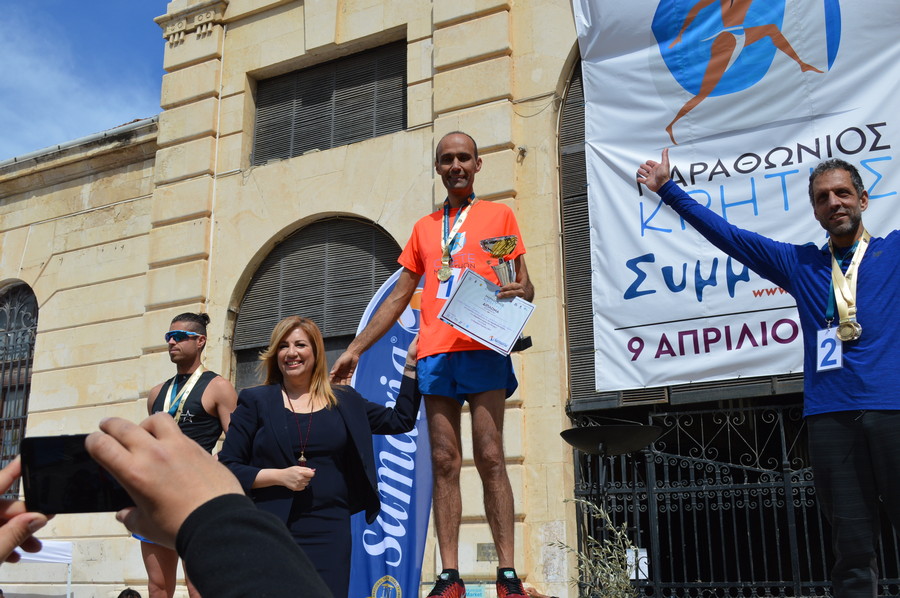 H Γεννηματά έδωσε… βραβείο σε μαραθωνοδρόμο στα Χανιά