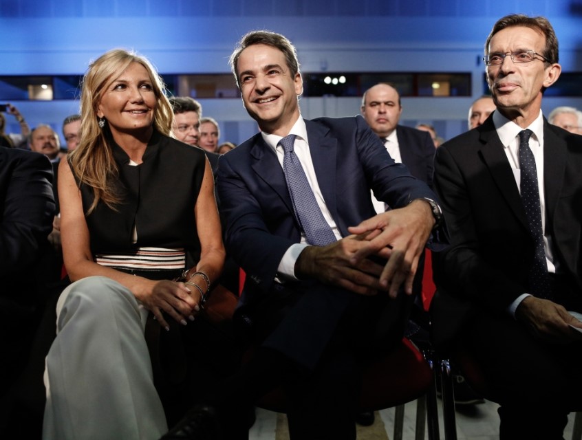 To Μαξίμου επανήλθε εκεί απ’ όπου το απομάκρυναν οι πλημμύρες της Μάνδρας: στη σκανδαλολογία