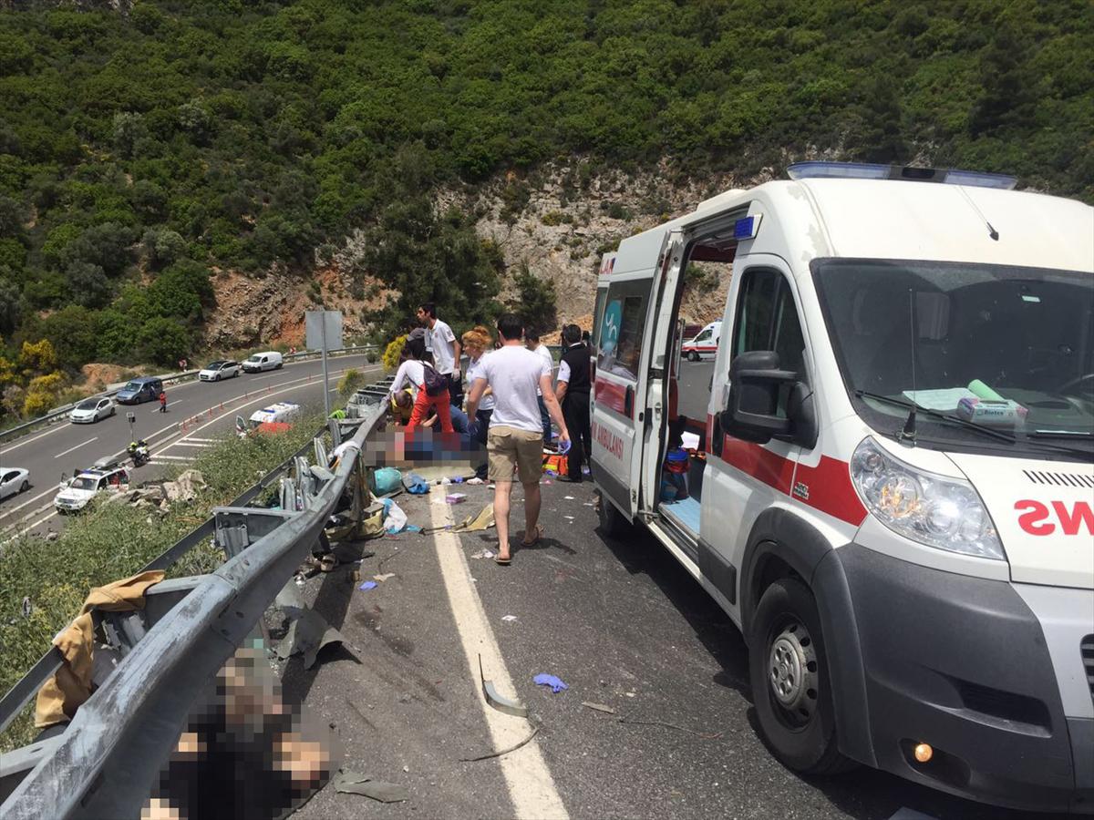 Φρίκη στη Μαρμαρίδα: 17 νεκροί από εκτροπή τουριστικού λεωφορείου