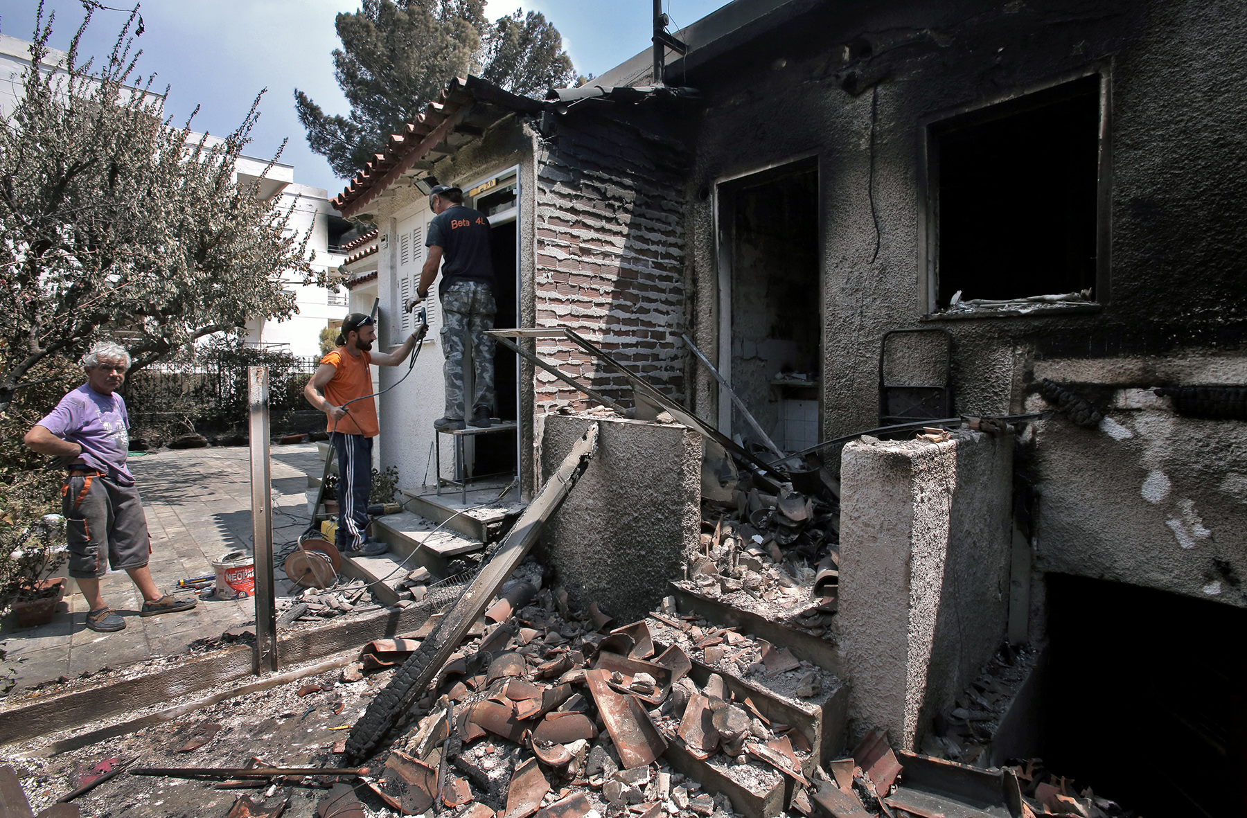Πυρόπληκτοι: 1.550 νοικοκυριά και 43 επιχειρήσεις έχουν λάβει τα επιδόματα