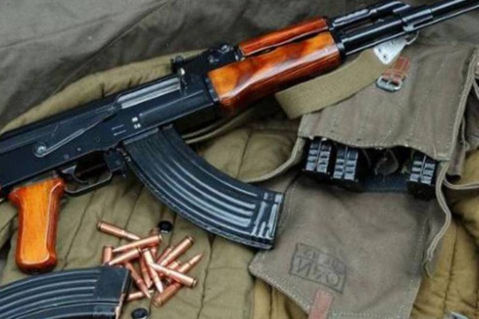 Κρήτη: Νεαρός οδηγούσε στον ΒΟΑΚ με «συνοδηγό» ένα καλάσνικοφ και μια… ξιφολόγχη